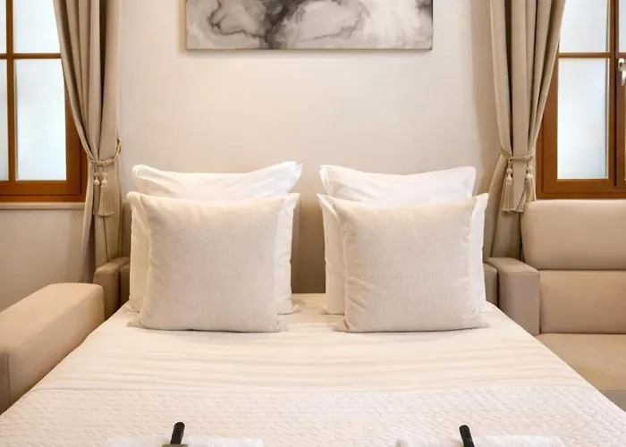 Imperiale Near Pantheon Couette-café 4*